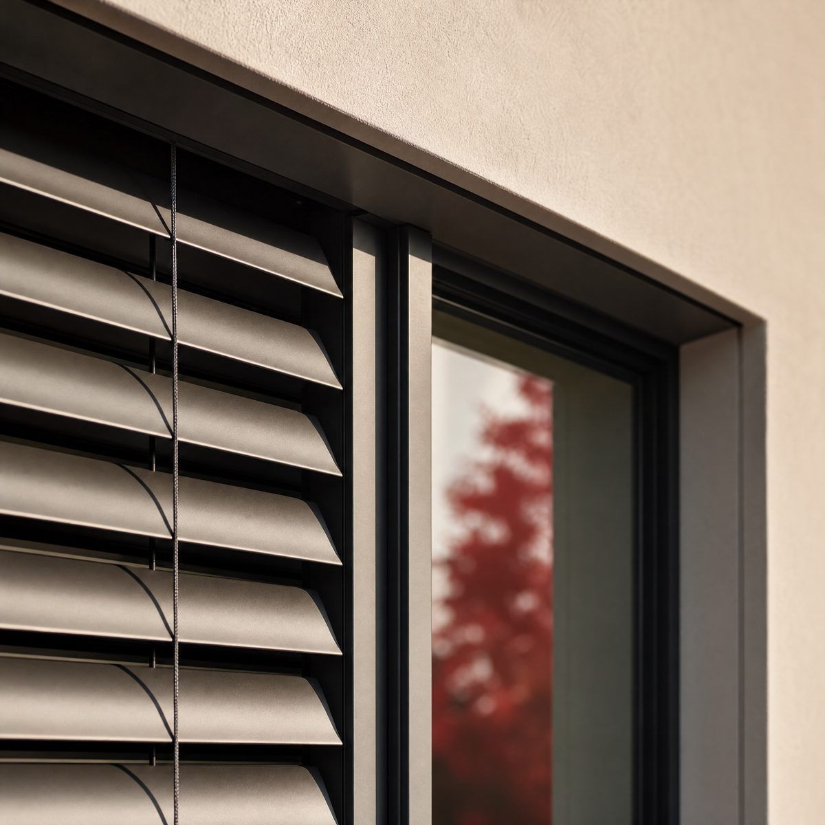 Detailaufnahme eines modernen Raffstore-Sonnenschutzes