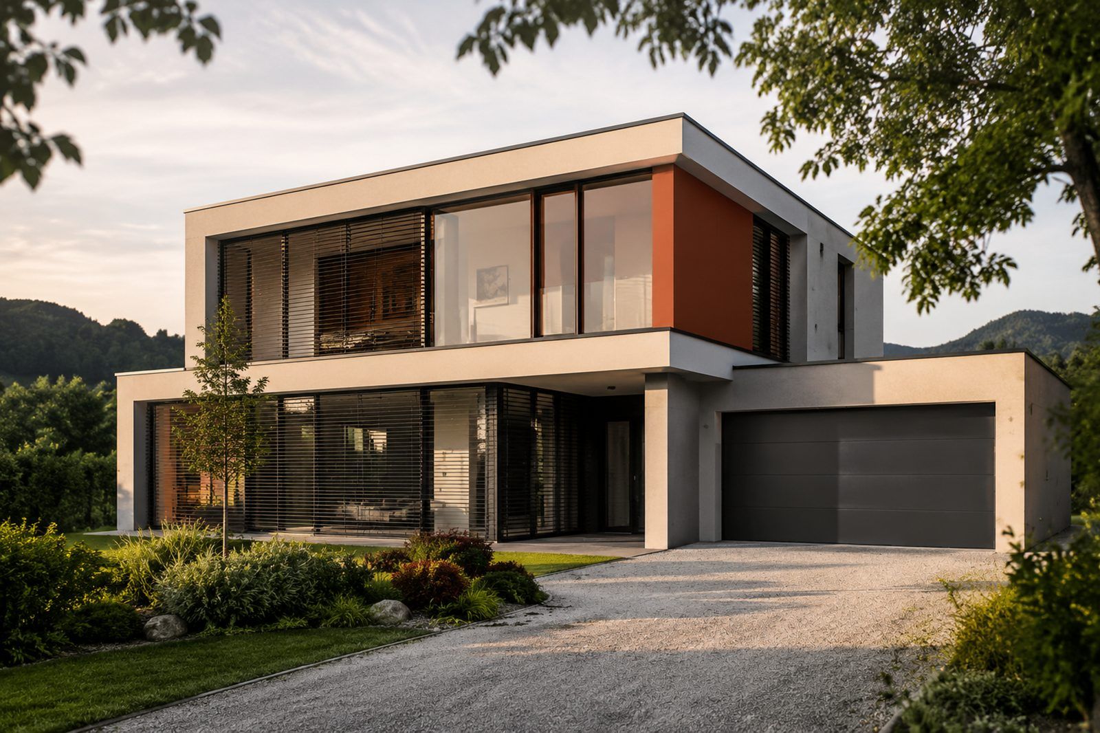 Modernes Wohnhaus mit Sonnenschutz und Fensterlösungen